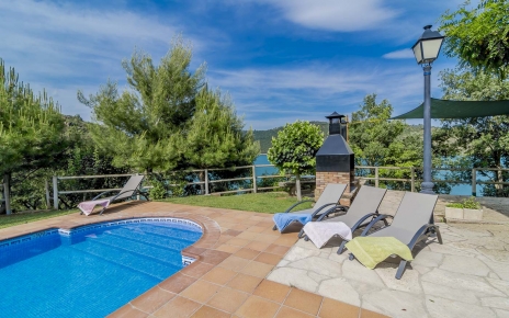 La piscina tiene iluminación nocturna 